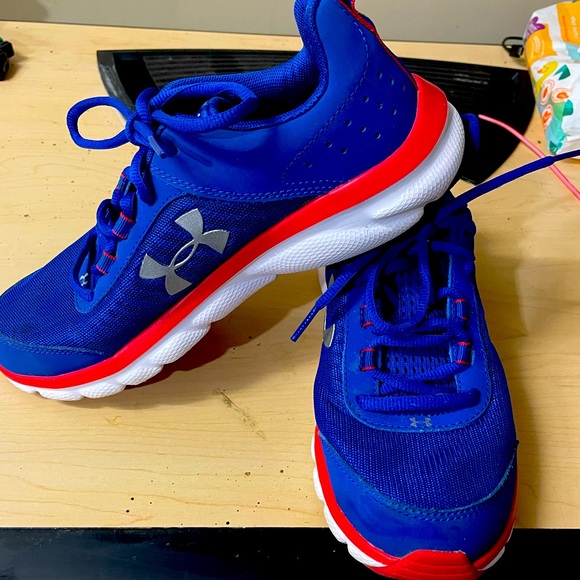 Girl’s Under Armor Assert 8 - Picture 1 of 9